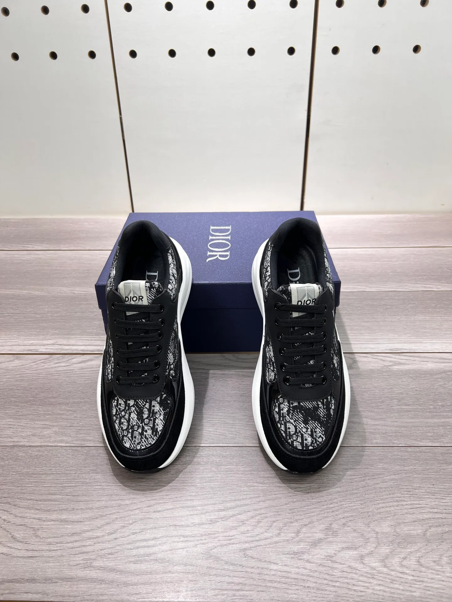 Factory price: 440💰Dior official website new style🎁🎁fashionable casual men's shoes👟, popular style💥simple and elegant version, exclusive for trendy men. Unique official website latest brand elements 👑original decoration, fashionable and generous, imported first-layer cowhide with original fabric✅breathable mesh lining, official website designated wear-resistant casual outsole, counter classic model taken in kind🎬Four colors available, code 38-44. Can be customized 45 non-returnable
